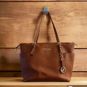 Michael korss purse. Color Tan.